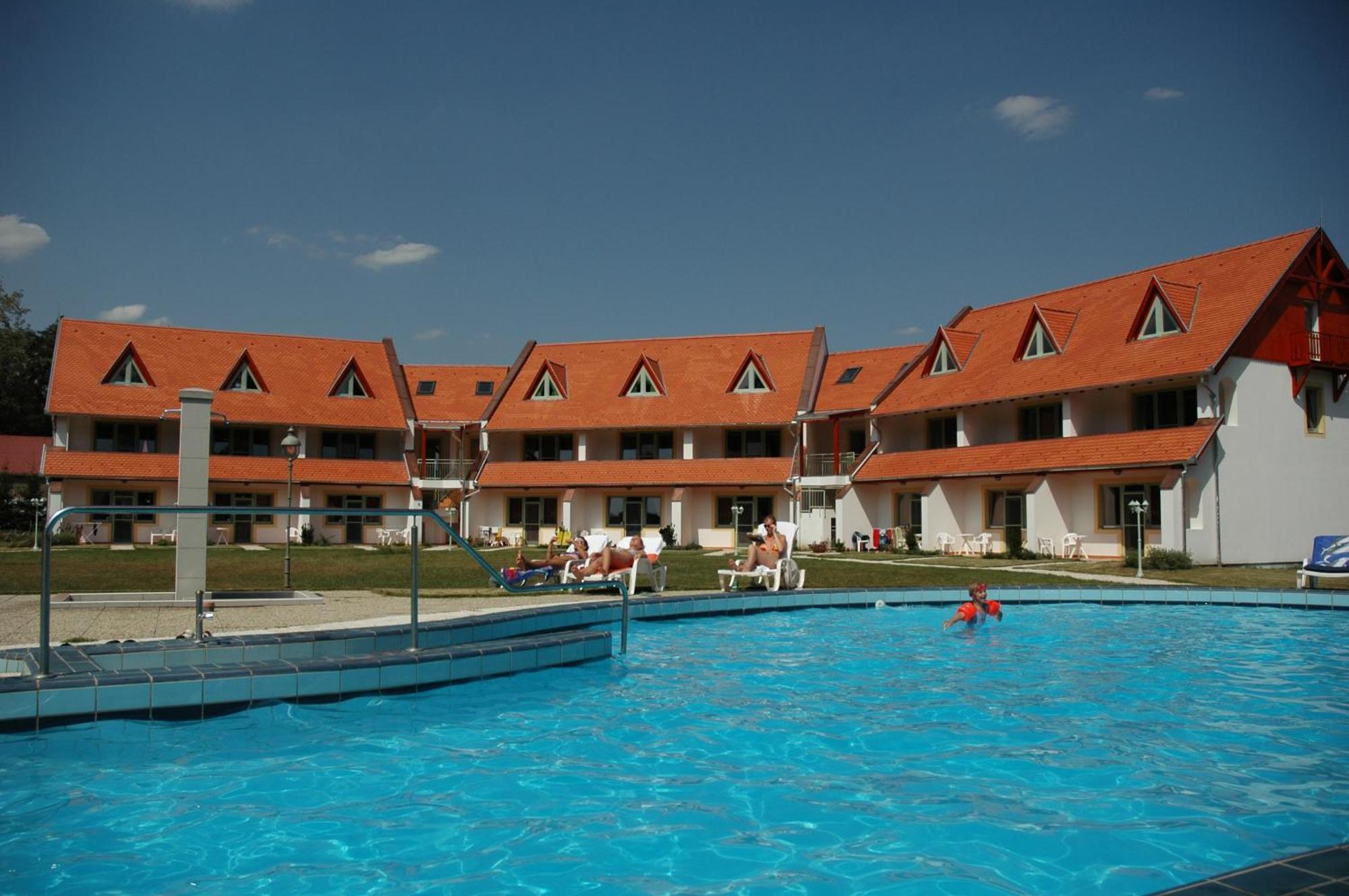 Отель Abbazia Country Club Nemesnep Экстерьер фото